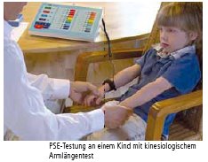 SE-Testung an einem Kind mit kinesiologischem Armlängentest