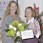 Studienleiterin HP Silke Anne Böhm (Nürnberg) überreicht Petra Scholzen (r.) den Jackpot