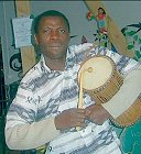 Kaysamba mit der talking drum "Donno" (www.kaysamba.de)